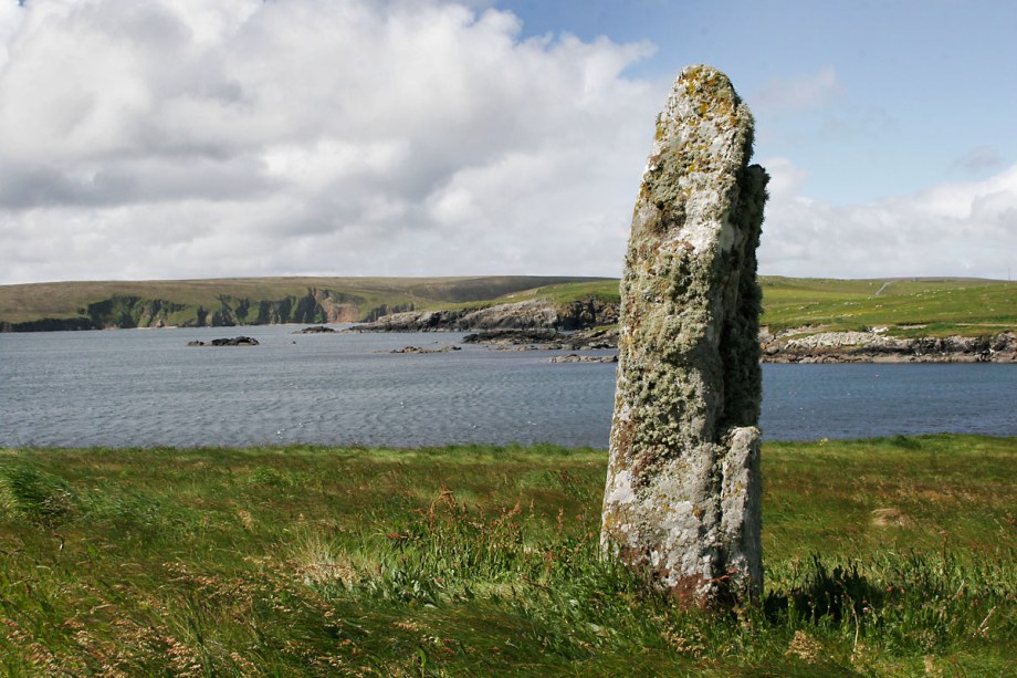 Foto van een standing stone, Fetlar, Shetland